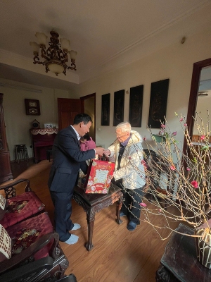 Viện trưởng Trần Bảo Ngọc thăm hỏi và chúc Tết các bác nguyên là Lãnh đạo Viện