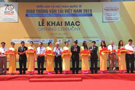 Phó Chủ tịch Quốc hội Uông Chu Lưu và các đại biểu dự Lễ cắt băng khai mạc Hội thảo và Triển lãm quốc tế ngành GTVT