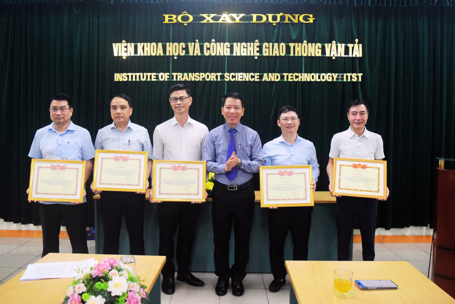 trao bang khen