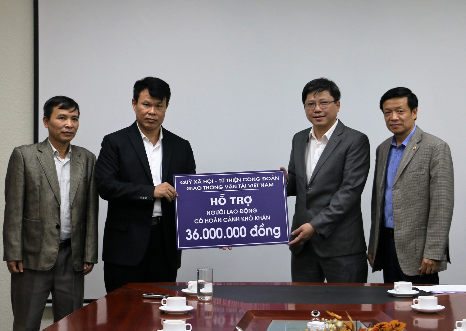 Cong doan GTVT trao ho tro nguoi lao dong kho khan cua TEDI